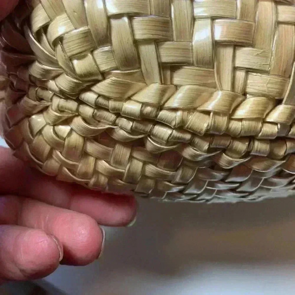 Source Unknown Hard Rattan Purse w Gold Coloured Hardware & Strap Secure Closure - Picture 11 of 12